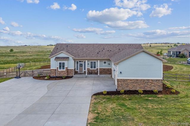 527 Antelope Drive E, Bennett, CO 80102