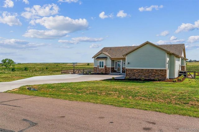 527 Antelope Drive E, Bennett, CO 80102