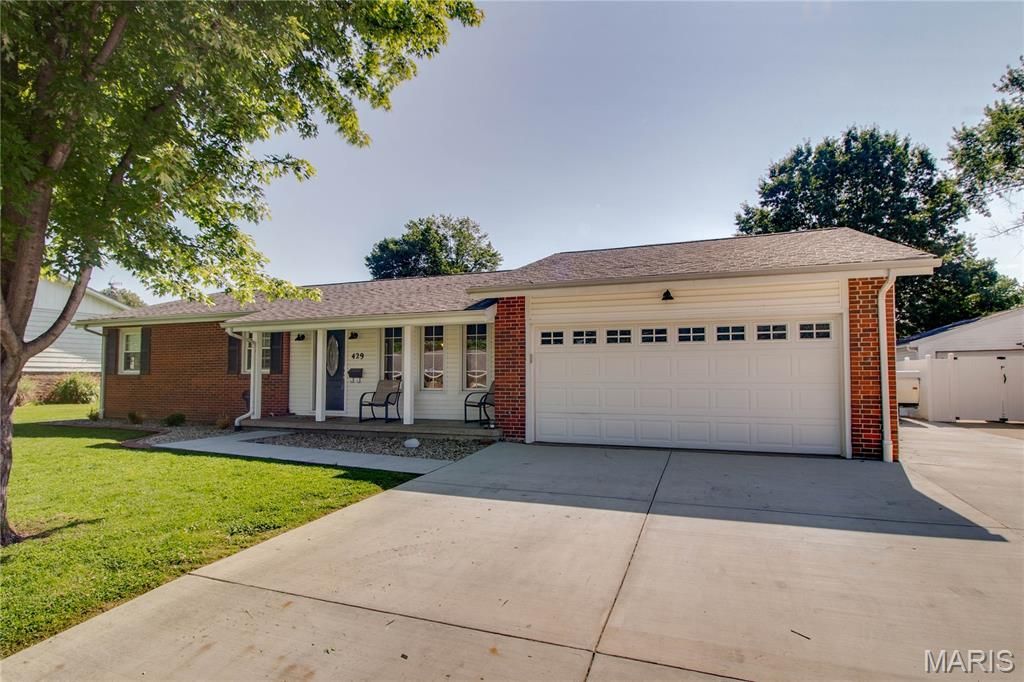 Image 2 of property listing at 429 Texas Boulevard, Bethalto, IL 62010
