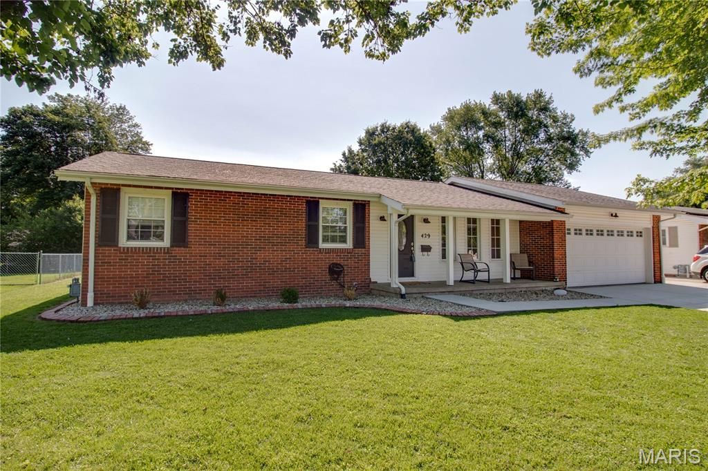 Image 3 of property listing at 429 Texas Boulevard, Bethalto, IL 62010
