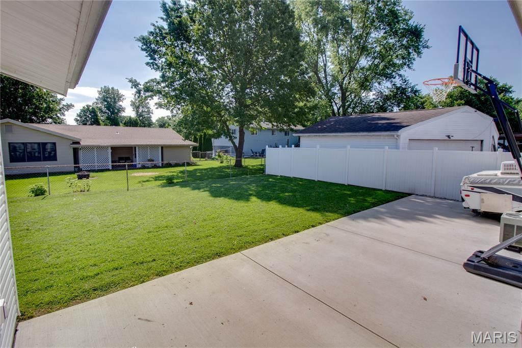 Image 34 of property listing at 429 Texas Boulevard, Bethalto, IL 62010