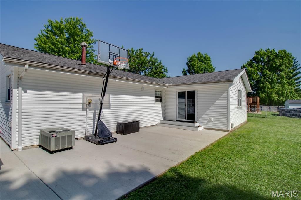 Image 35 of property listing at 429 Texas Boulevard, Bethalto, IL 62010