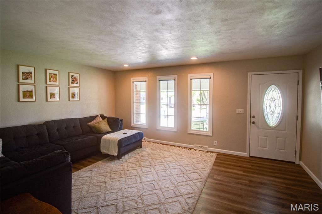 Image 6 of property listing at 429 Texas Boulevard, Bethalto, IL 62010