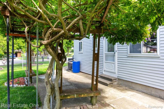 13912 Clinton River Road, Sterling Heights, MI 48313