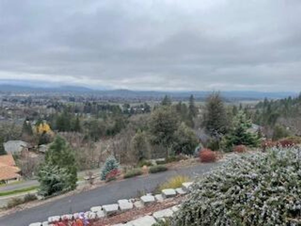 1882 NW Sunview Place, Grants Pass, OR 97526