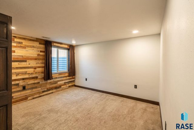 220 N Elm St Street, Lennox, SD 57039