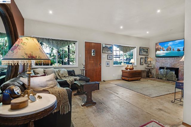 1177 Thiel Rd, Hayward, CA 94544