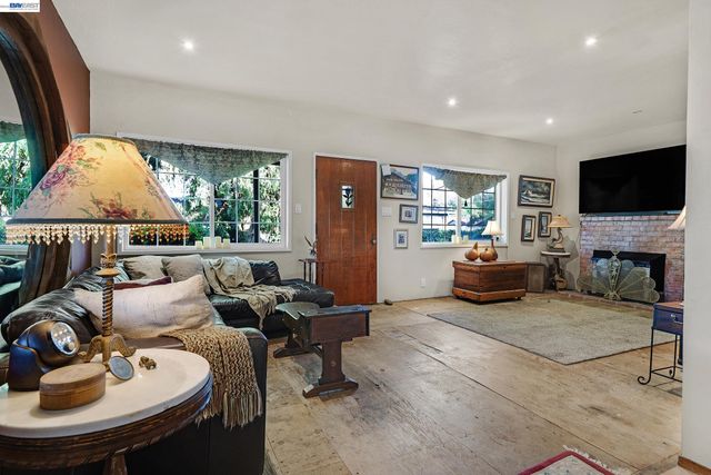 1177 Thiel Rd, Hayward, CA 94544