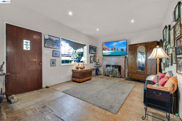 1177 Thiel Rd, Hayward, CA 94544