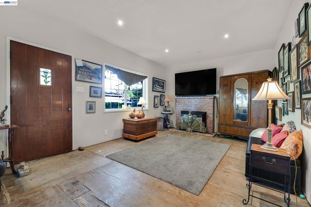 1177 Thiel Rd, Hayward, CA 94544