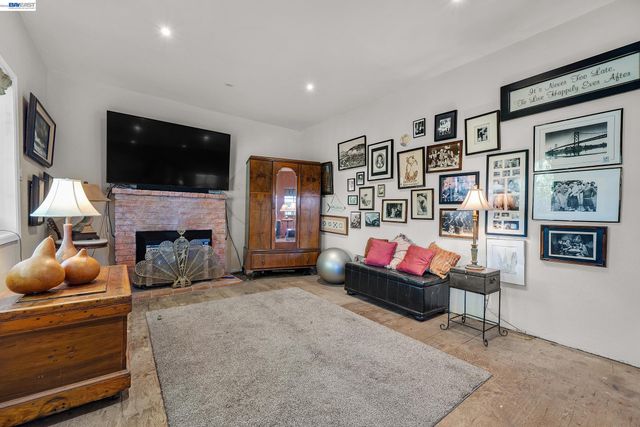 1177 Thiel Rd, Hayward, CA 94544