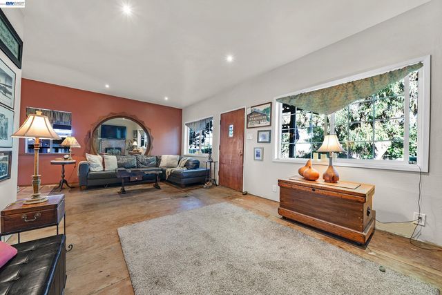 1177 Thiel Rd, Hayward, CA 94544