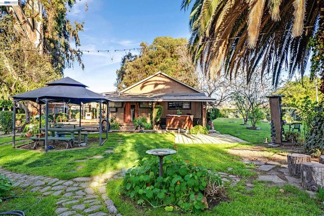 1177 Thiel Rd, Hayward, CA 94544