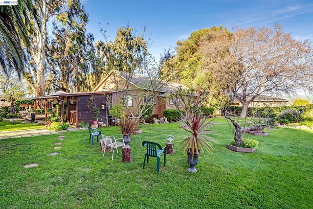 1177 Thiel Rd, Hayward, CA 94544