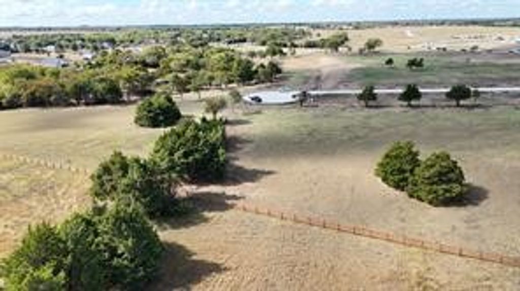 000 Latigo Court, Oak Leaf, TX 75154
