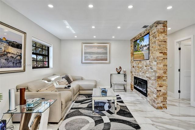6761 Allen St, Hollywood, FL 33024