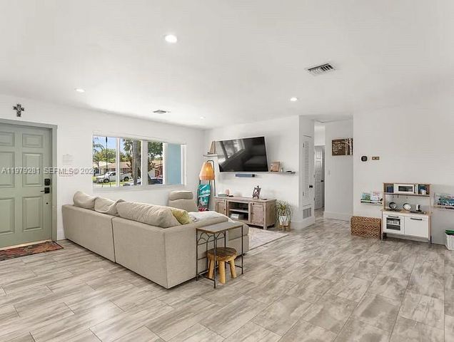 2211 NE 35th Ct, Lighthouse Point, FL 33064