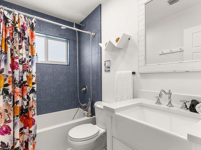 2211 NE 35th Ct, Lighthouse Point, FL 33064