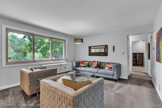 8822 Pontiac Lake Road, White Lake, MI 48386