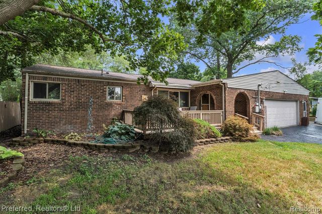 8822 Pontiac Lake Road, White Lake, MI 48386