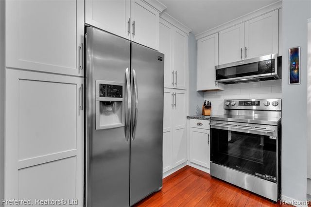 8822 Pontiac Lake Road, White Lake, MI 48386