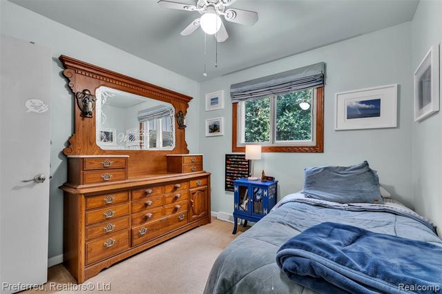 8822 Pontiac Lake Road, White Lake, MI 48386