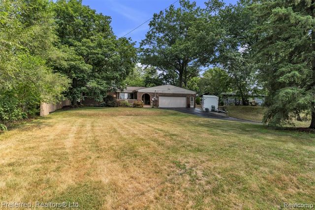 8822 Pontiac Lake Road, White Lake, MI 48386