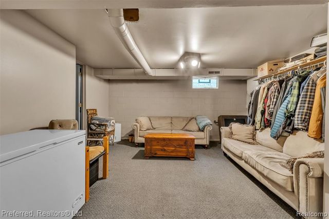 8822 Pontiac Lake Road, White Lake, MI 48386
