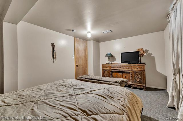 8822 Pontiac Lake Road, White Lake, MI 48386
