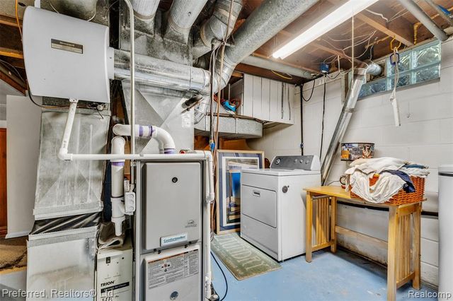 8822 Pontiac Lake Road, White Lake, MI 48386
