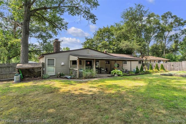 8822 Pontiac Lake Road, White Lake, MI 48386