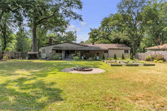 8822 Pontiac Lake Road, White Lake, MI 48386