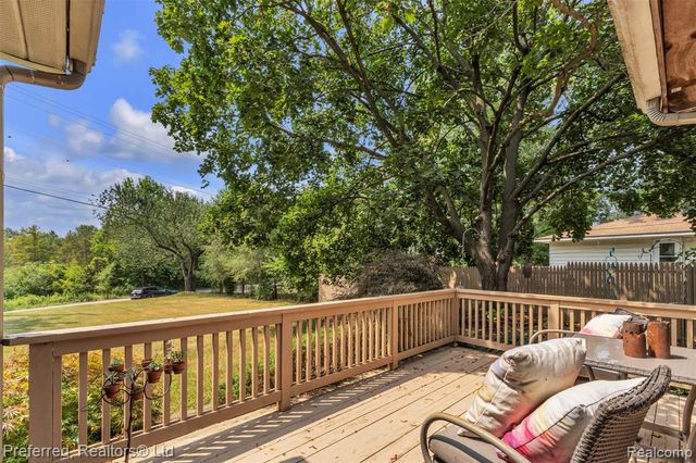 8822 Pontiac Lake Road, White Lake, MI 48386