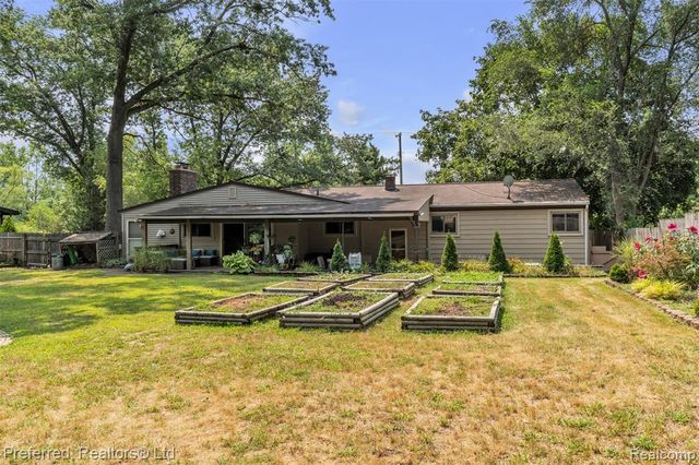 8822 Pontiac Lake Road, White Lake, MI 48386