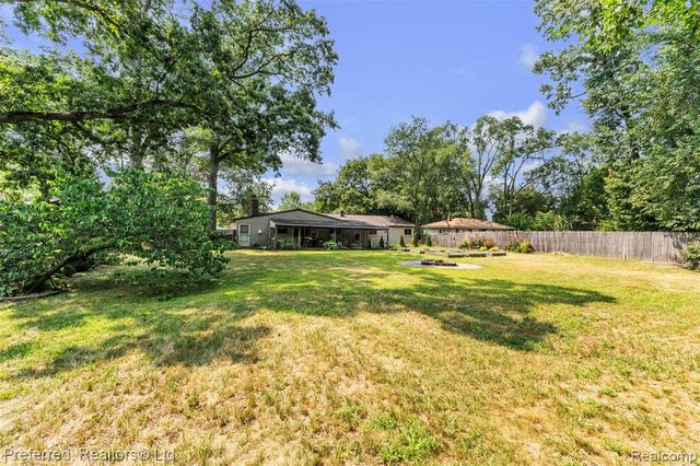 8822 Pontiac Lake Road, White Lake, MI 48386