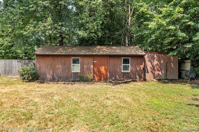 8822 Pontiac Lake Road, White Lake, MI 48386