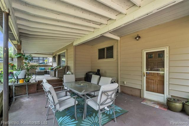 8822 Pontiac Lake Road, White Lake, MI 48386