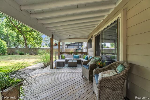 8822 Pontiac Lake Road, White Lake, MI 48386