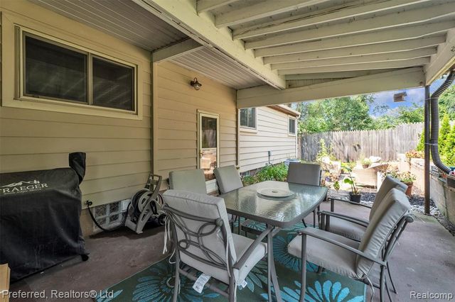 8822 Pontiac Lake Road, White Lake, MI 48386
