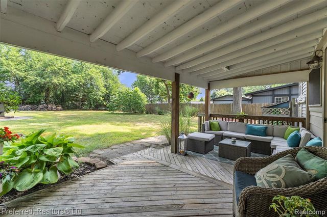 8822 Pontiac Lake Road, White Lake, MI 48386