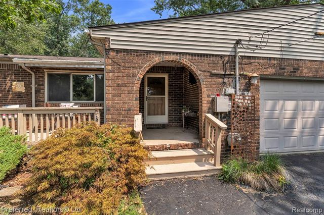 8822 Pontiac Lake Road, White Lake, MI 48386