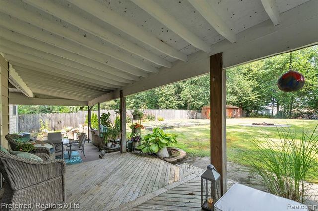 8822 Pontiac Lake Road, White Lake, MI 48386