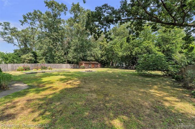 8822 Pontiac Lake Road, White Lake, MI 48386