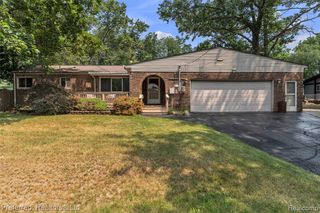 8822 Pontiac Lake Road, White Lake, MI 48386