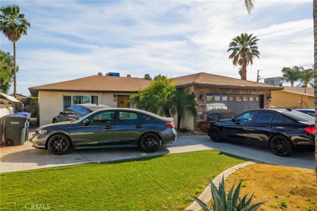 221 W Whittier Avenue, Hemet, CA 92543