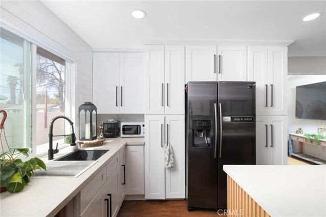 221 W Whittier Avenue, Hemet, CA 92543
