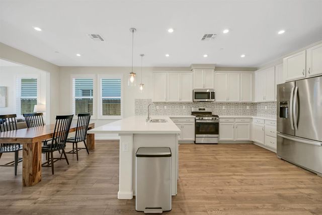 1056 Luna Dr, Roseville, CA 95747