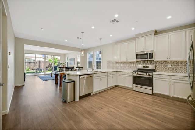 1056 Luna Dr, Roseville, CA 95747