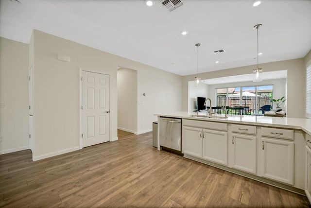 1056 Luna Dr, Roseville, CA 95747