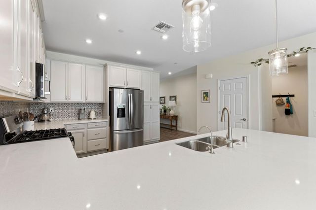 1056 Luna Dr, Roseville, CA 95747